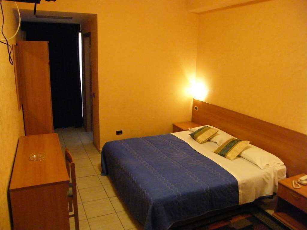 Hotel Residence Memmina Frosinone Chambre photo